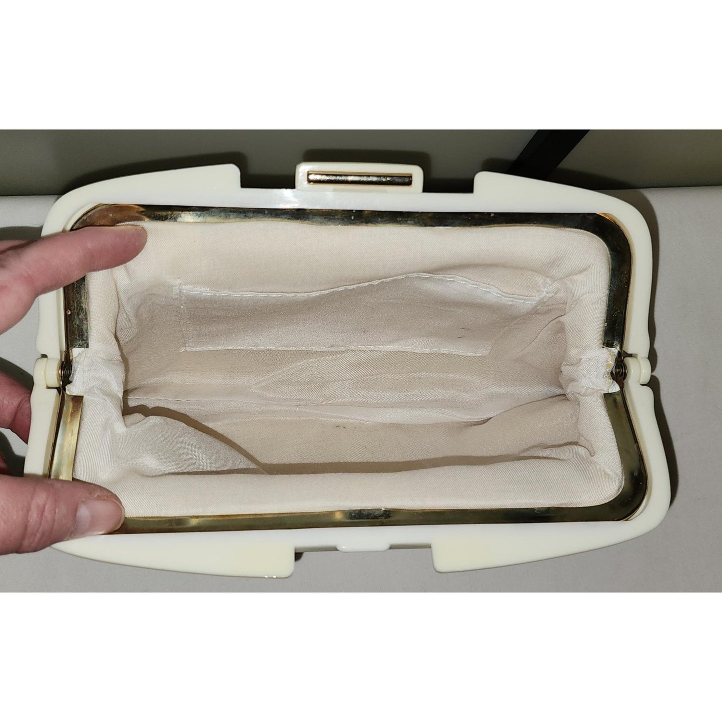 Vintage White Clutch 1970s 80s Cream White Leather Vinyl Clutch Purse Plastic Frame Boho