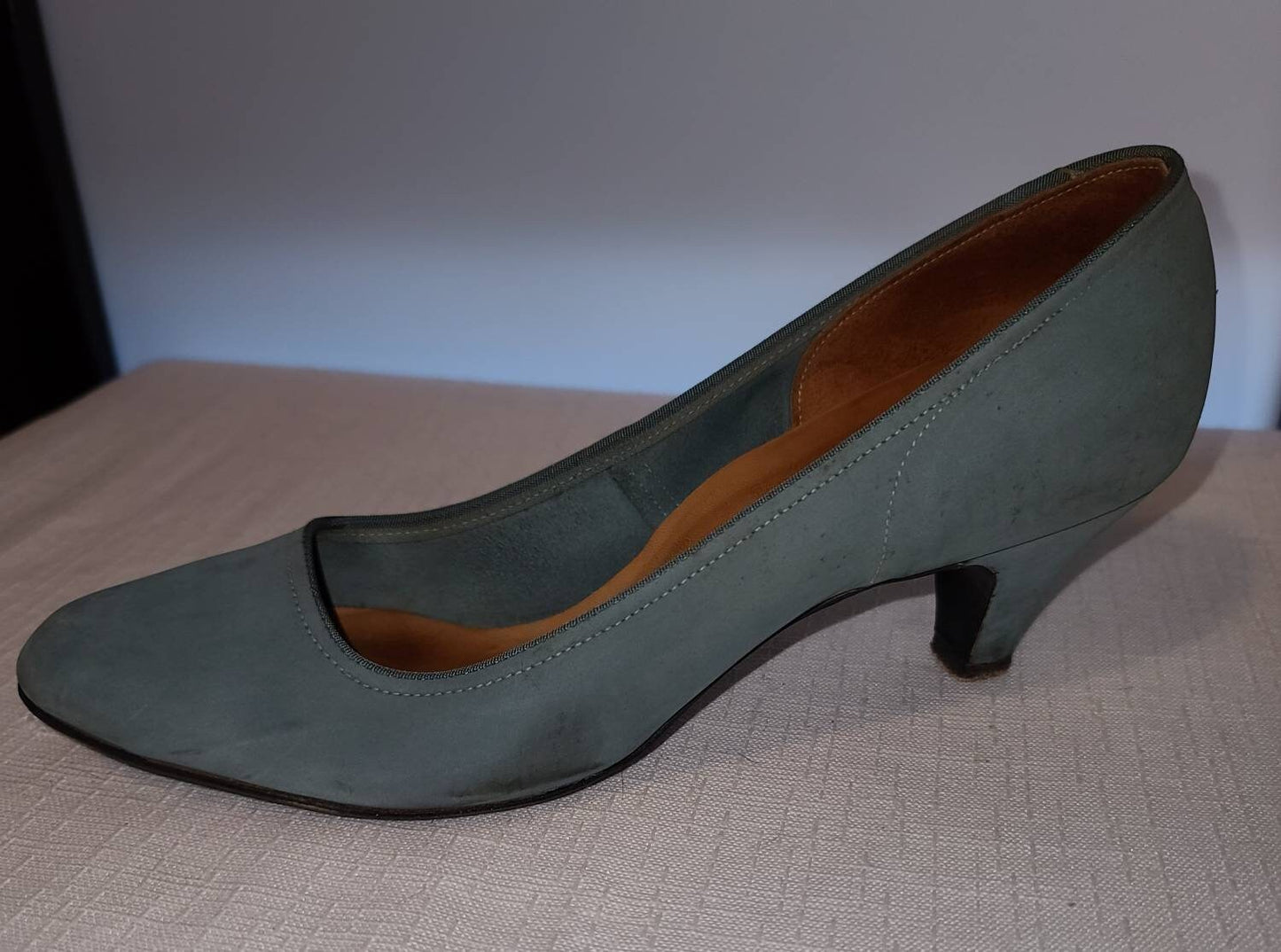 Vintage 1950s Shoes Soft Gray Suede Low Heel Pumps Mid Century Rockabilly 7 7.5 N