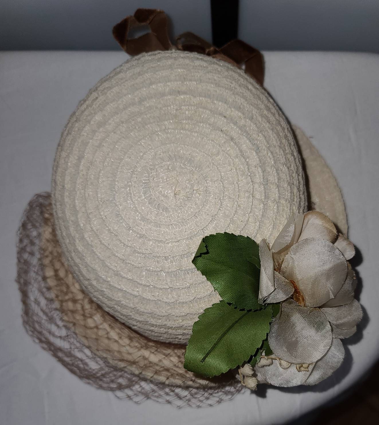 Vintage Straw Hat 1930s 40s Round Cream Straw Hat Brim Large White Flower Fine Beige Net Veil Art Deco Mid Century Rockabilly 20.5 in.