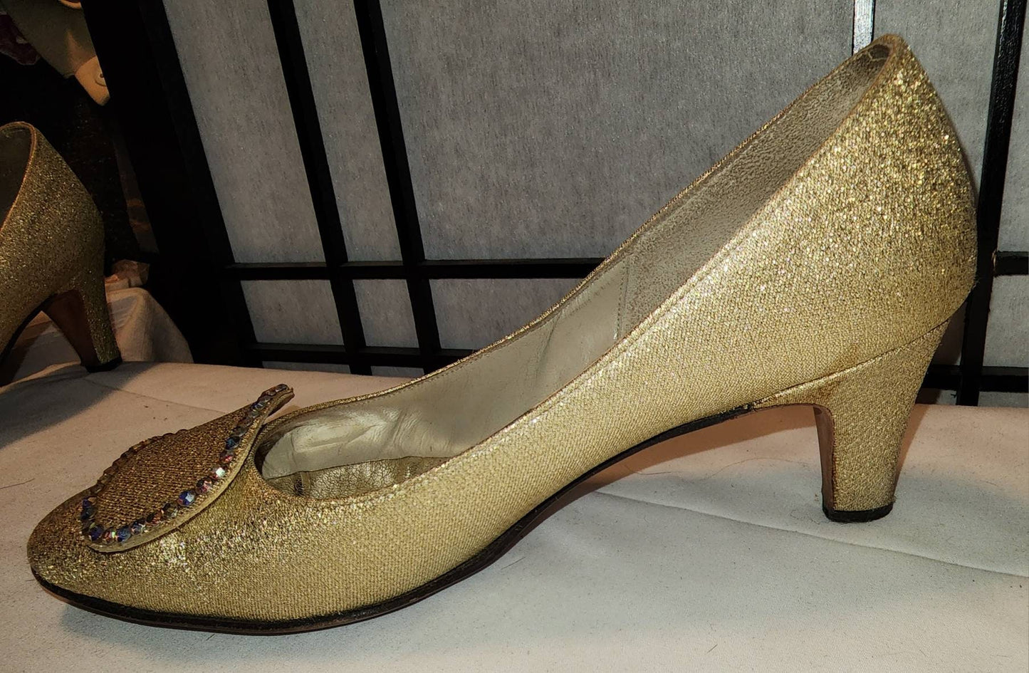 Vintage Gold Shoes 1950s 60s Sparkly Gold Metallic Low Heel Pumps Crystal Trimmed Ornaments Mid Century Rockabilly Mod 5 B