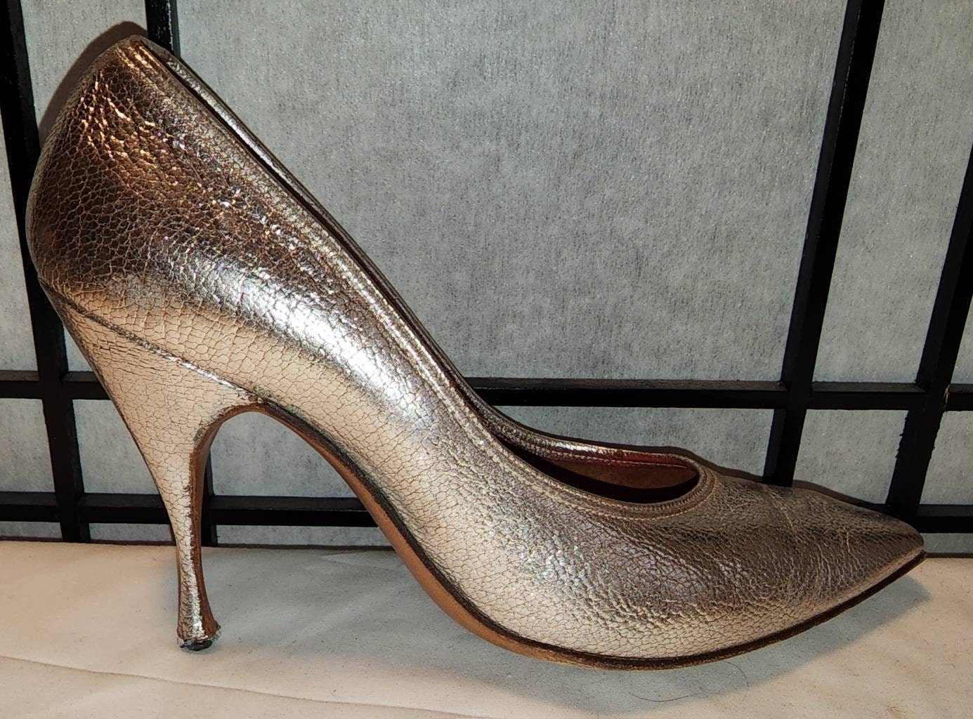 Vintage Silver Shoes 1950s 60s Silver Metallic Leather or Vinyl Stiletto High Heel Pumps Mid Century Rockabilly 4.5 B