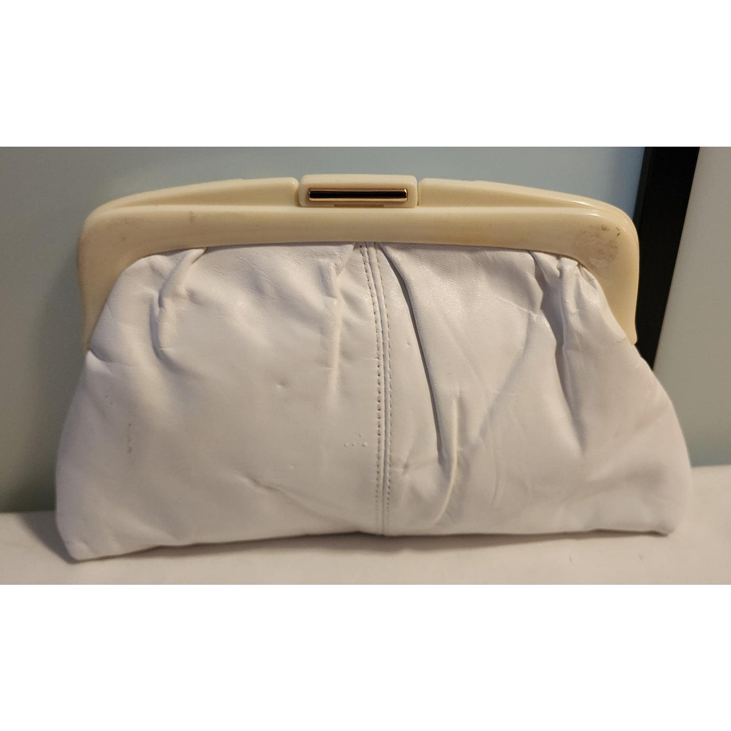 Vintage White Clutch 1970s 80s Cream White Leather Vinyl Clutch Purse Plastic Frame Boho
