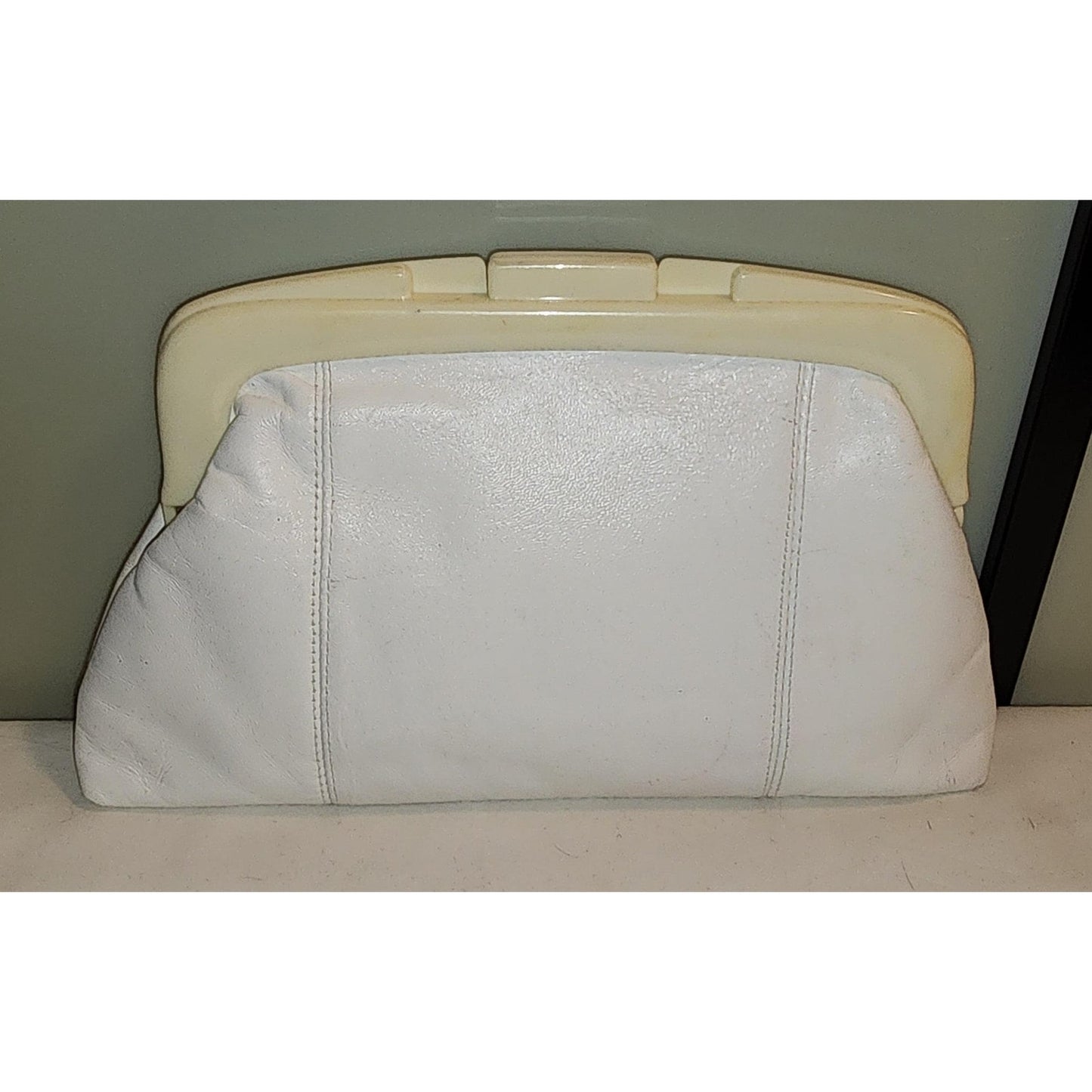Vintage White Clutch 1970s 80s Cream White Leather Vinyl Clutch Purse Plastic Frame Boho