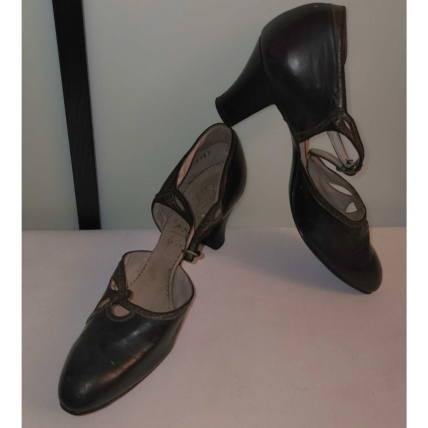 Vintage 1930s Shoes Brown Leather Ankle Strap Pumps Round Toe Floral Cutouts Shelby Art Deco 6.5 AA