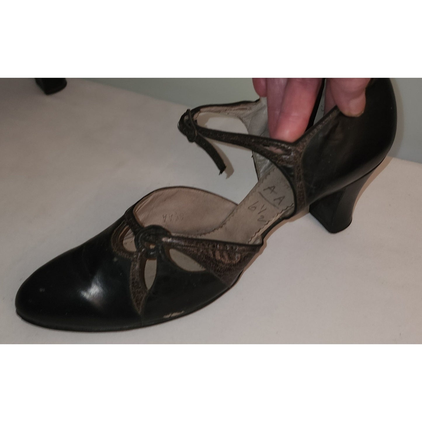 Vintage 1930s Shoes Brown Leather Ankle Strap Pumps Round Toe Floral Cutouts Shelby Art Deco 6.5 AA