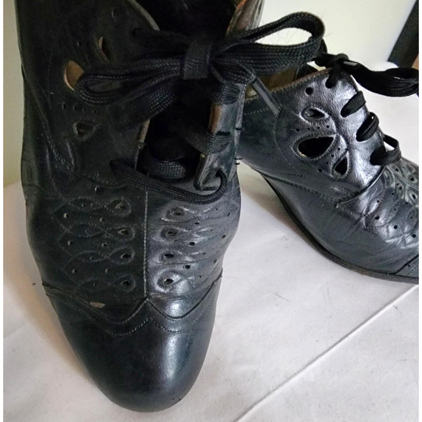 Vintage 1930s Shoes Black Leather Oxford Lace Up Embroidered Cutout Pumps Heels Art Deco Flapper very small