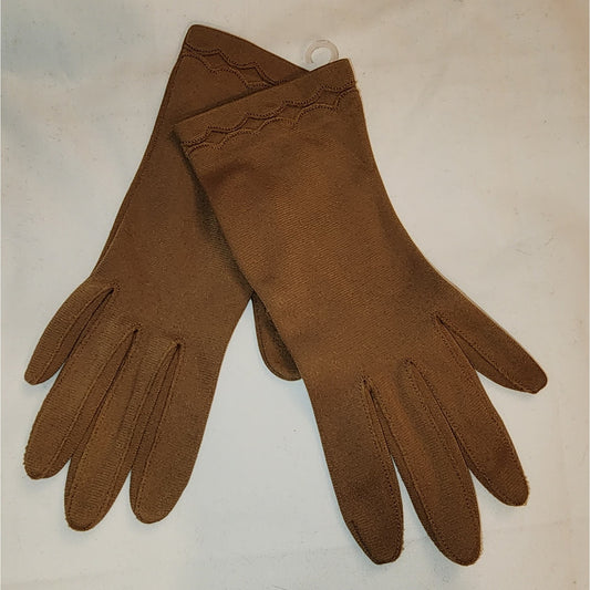 Vintage Brown Gloves 1960s Light Chocolate Brown Nylon Stretch Wrist Gloves Scalloped Wrist Accent Mid Century S M