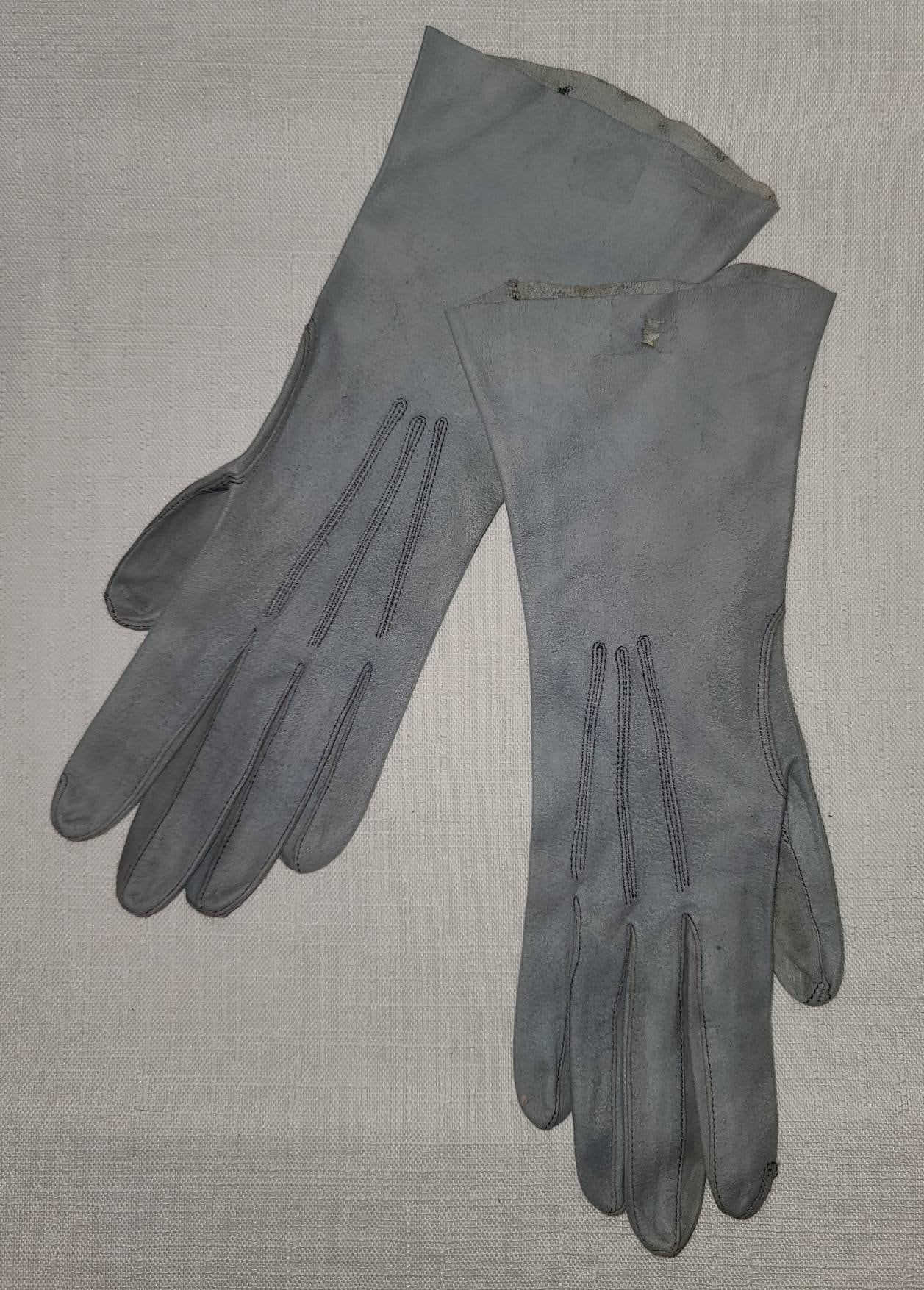 Vintage Suede Gloves Thin 1950s Periwinkle Light Blue Suede Gloves Rockabilly a few flaws