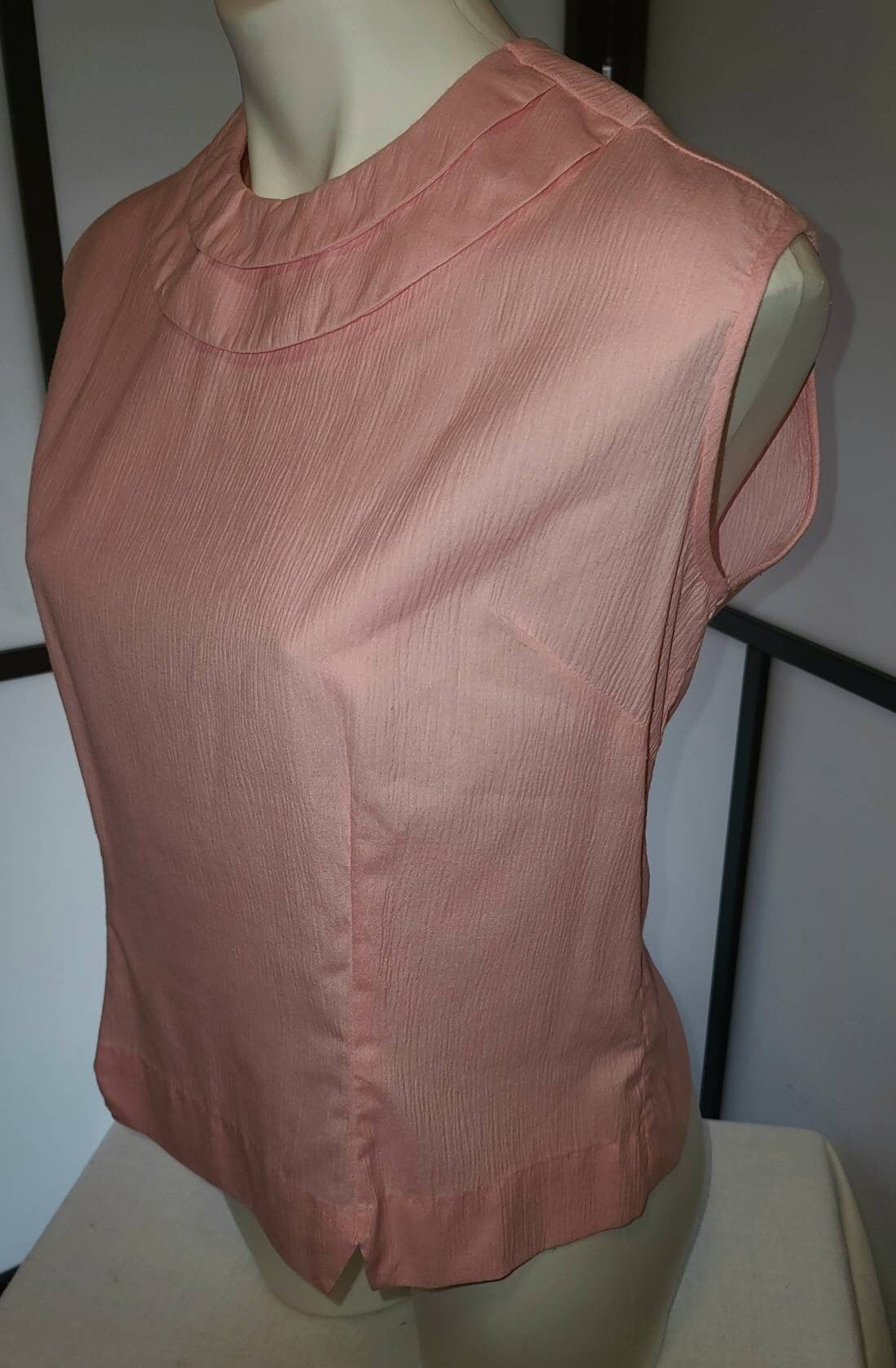 Vintage 1950s Blouse Pink Cotton Sleeveless Back Button Blouse Darts Unique Collar Detail Rockabilly L