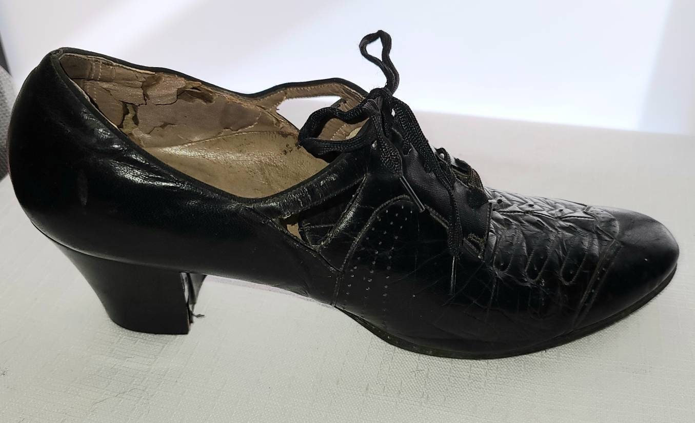 Vintage 1920s 30s Shoes Black Perforated Oxford Lace Up Shoes Cutouts at Sides Art Deco Arts and Crafts a few condition issues