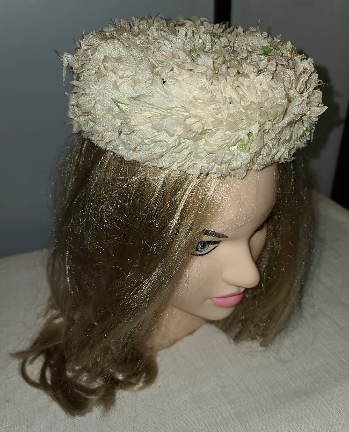Vintage Floral Hat 1950s Small Round White Floral Perch Pillbox Hat Pearls Rockabilly Wedding Bridal 18.5 in.