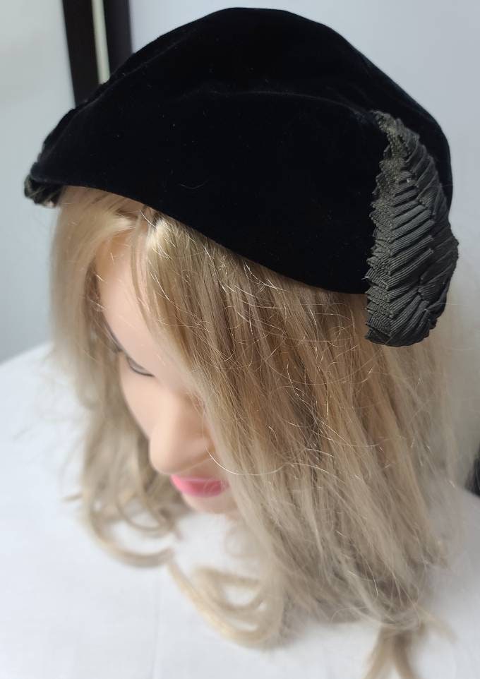 SALE Vintage Half Hat 1940s 50s Small Black Velvet Cap Cocktail Hat Rockabilly 22 in.