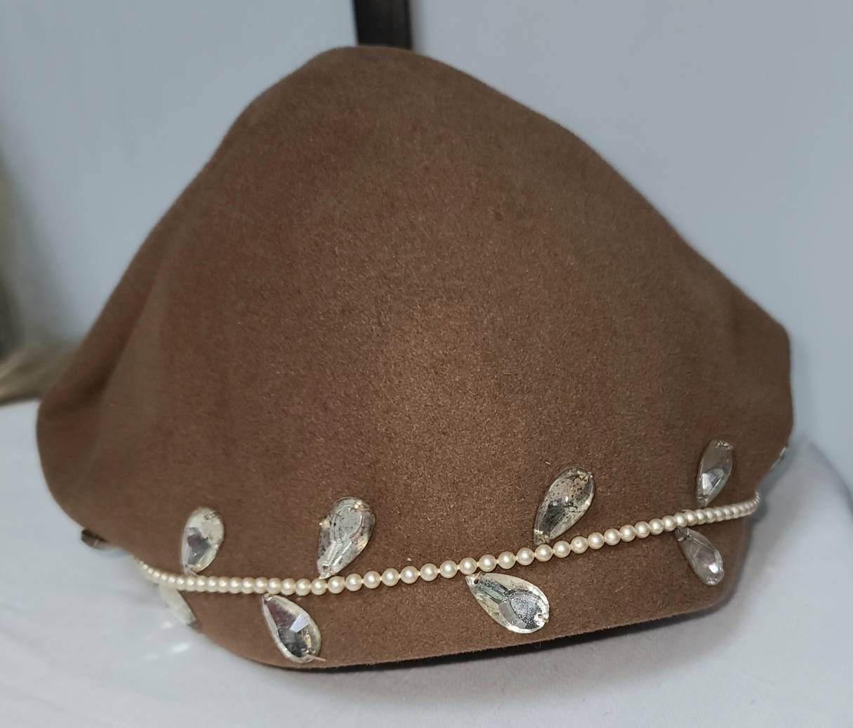 Vintage Sculptural Hat 1940s 50s Tan Wool Pointed Cocktail Hat Tiny Pearl Trim Teardrop Ornaments Rockabilly 22 in.