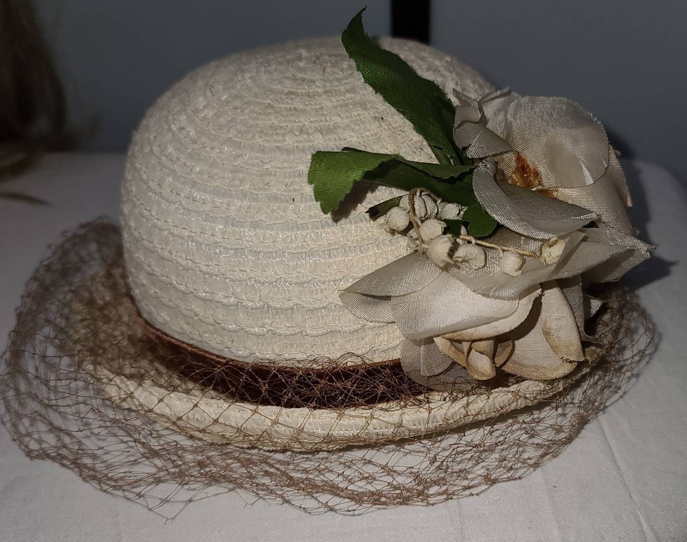 Vintage Straw Hat 1930s 40s Round Cream Straw Hat Brim Large White Flower Fine Beige Net Veil Art Deco Mid Century Rockabilly 20.5 in.