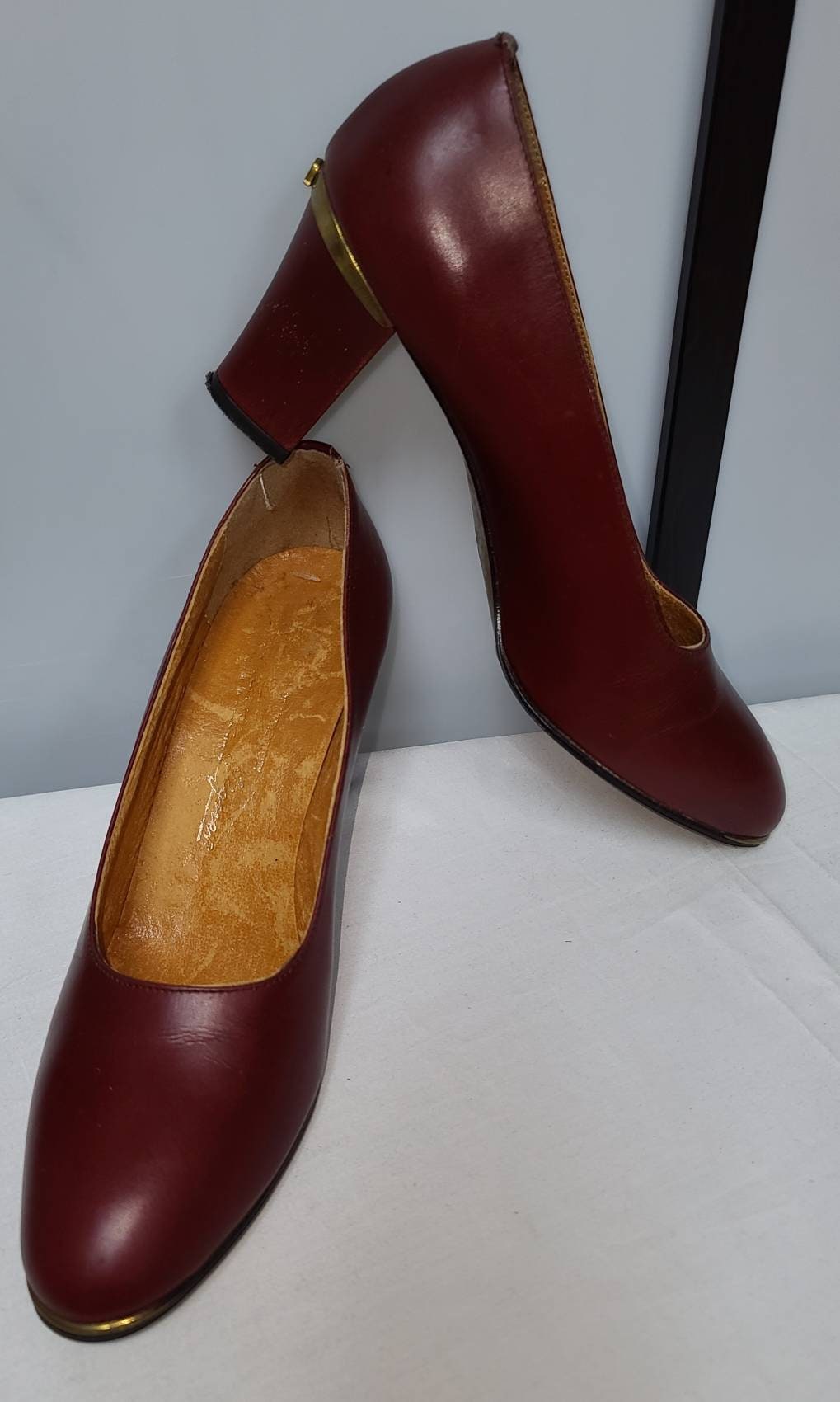 Vintage Etienne Aigner Shoes 1970s 80s Dark Red Leather Pumps Heels Goldtone Metal Trim Metal A Logos Designer Boho 8.5