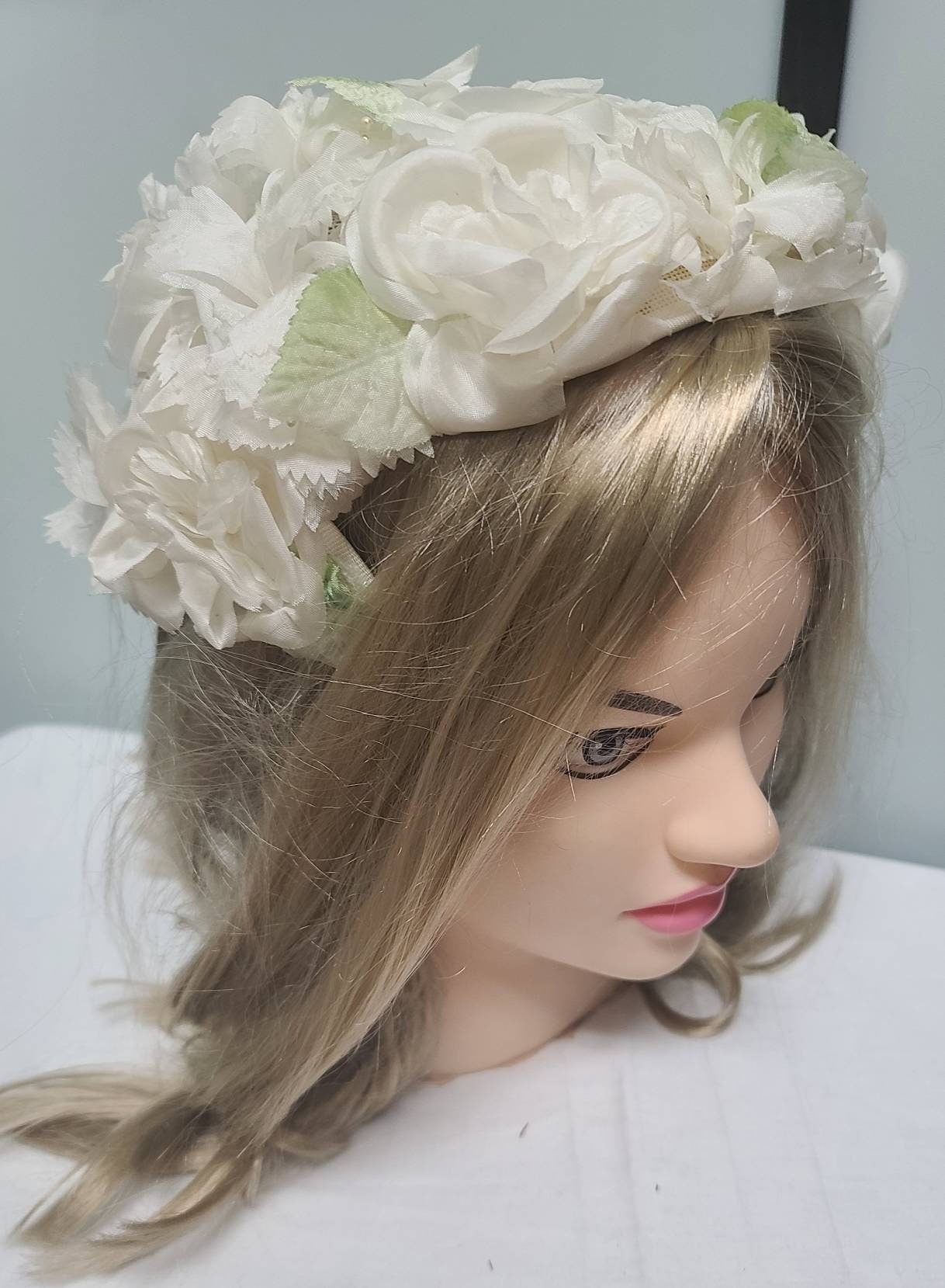 Vintage Half Hat 1950s White Floral Clamp Hat Lt Green Leaves Tiny Pearl Stamens Rockabilly Wedding Bridal Headpiece