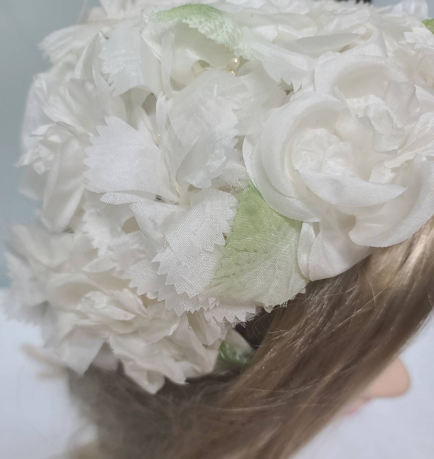 Vintage Half Hat 1950s White Floral Clamp Hat Lt Green Leaves Tiny Pearl Stamens Rockabilly Wedding Bridal Headpiece