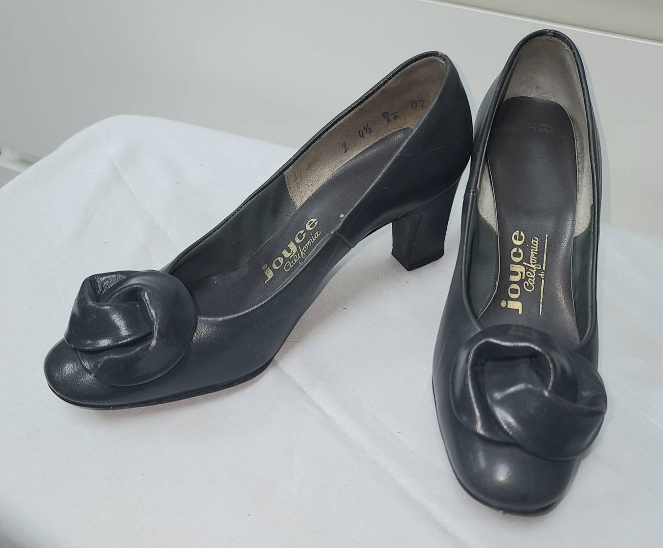 Vintage 1940s 50s Shoes Dark Gray Leather Pumps Large Knot Ornaments Joyce of California Mid Century Rockabilly sz 4.5
