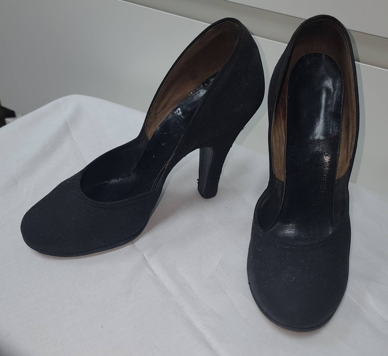 Vintage 1940s Shoes Black Fabric High Heels Round Toes Film Noir Rockabilly WWII sz 4.5