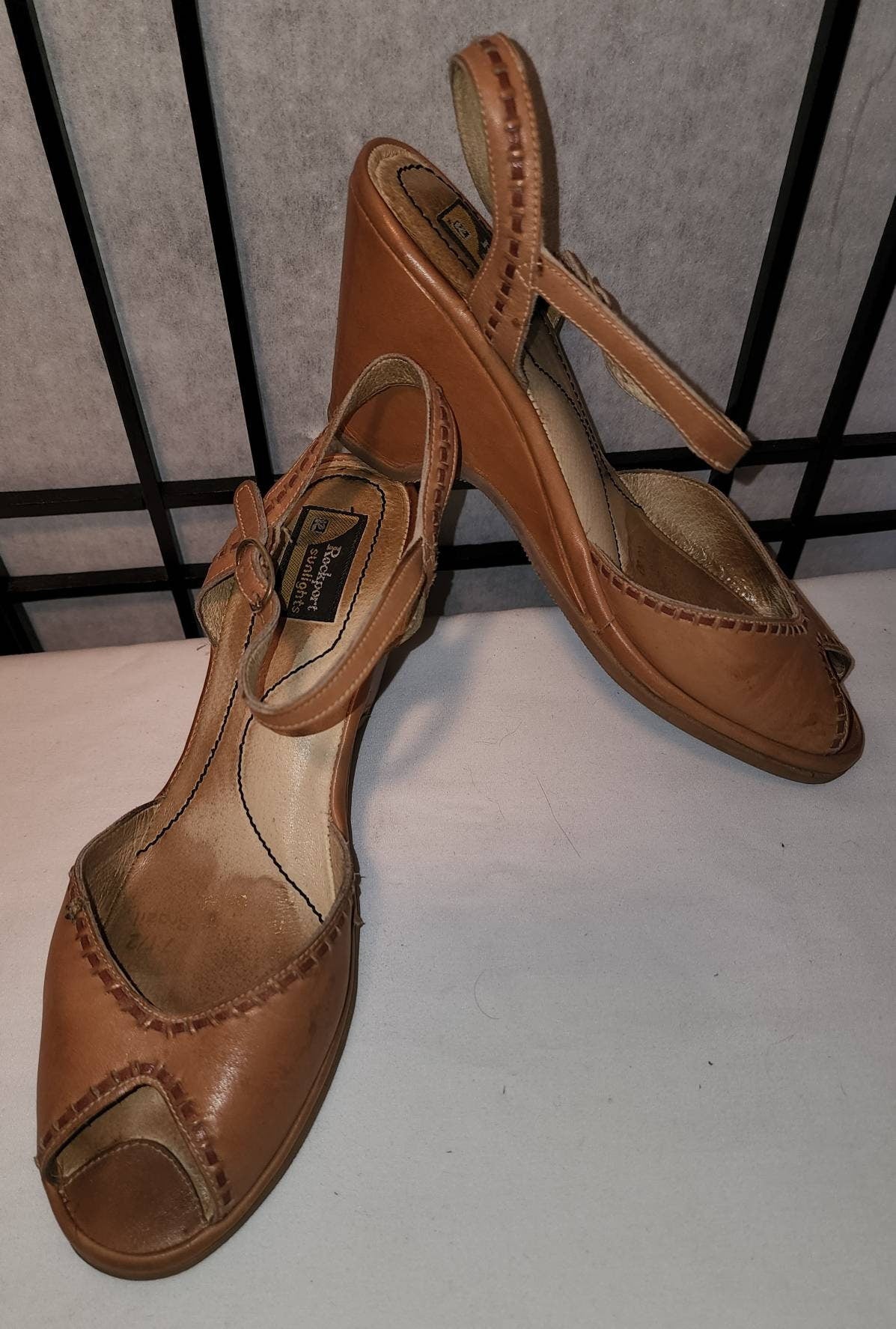 Vintage Rockport Sandals 1970s 80s Tan Leather Wedge Heel Open Toe Sandals Contrasting Trim Sunlights Boho 7 1/2 B