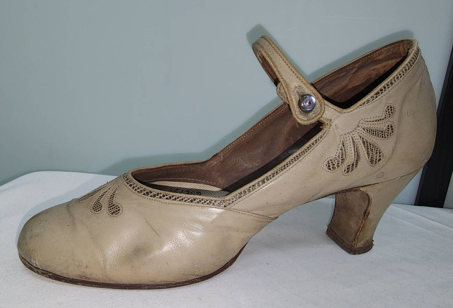Vintage 1920s 30s Shoes Gray Green Beige Low Heel Ankle Strap Pumps Unique Cutout Designs Art Deco Flapper 7 AA