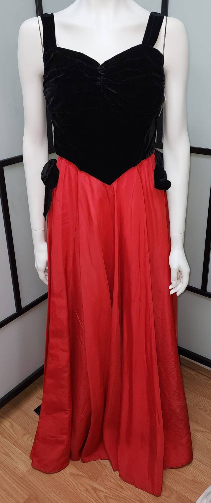 Vintage Long Gown 1940s 50s Black Velvet Sweetheart Bodice Long Red Taffeta Skirt Dress Mid Century Glamor Halloween Gothic Boho S