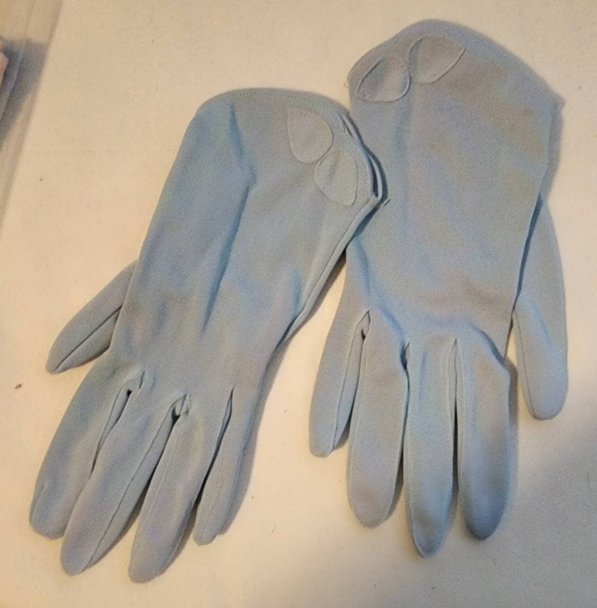 Vintage Blue Gloves 1950s 60s Periwinkle Blue Nylon Stretch Fabric Wrist Gloves Stylized Petals Mid Century Rockabilly Boho 7.5 to 8.5