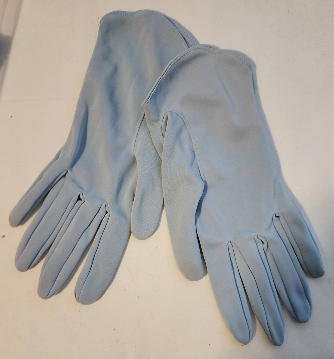 Vintage Blue Gloves 1950s 60s Periwinkle Blue Nylon Stretch Fabric Wrist Gloves Stylized Petals Mid Century Rockabilly Boho 7.5 to 8.5