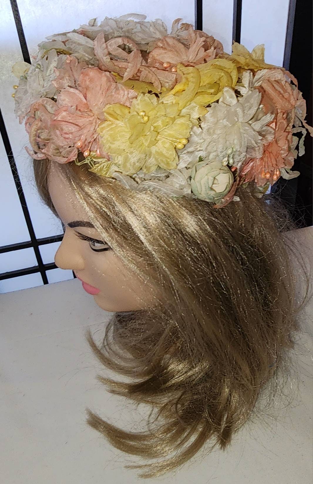 Vintage Floral Hat 1950s Round Pastel Pink Yellow Blue White Floral Hat Faux Pearls Rockabilly Mid Century Garden Party 21 in.